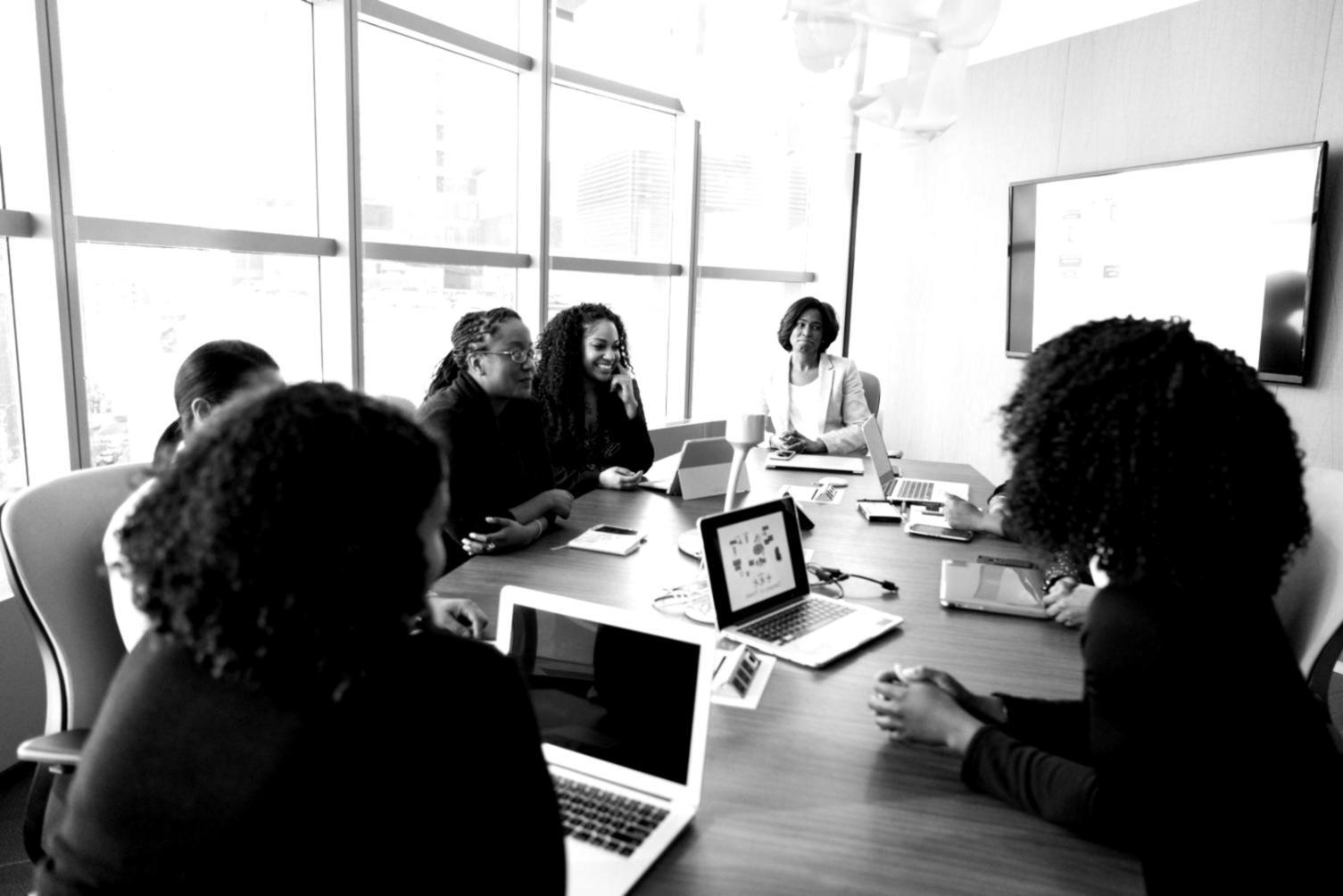 Espace de travail organisé avec documents financiers